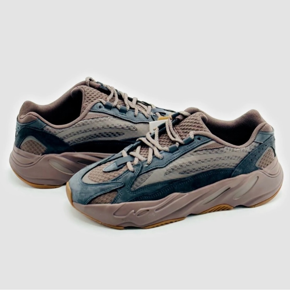 Yeezy 700 v2 Mauve - Picture 2 of 13